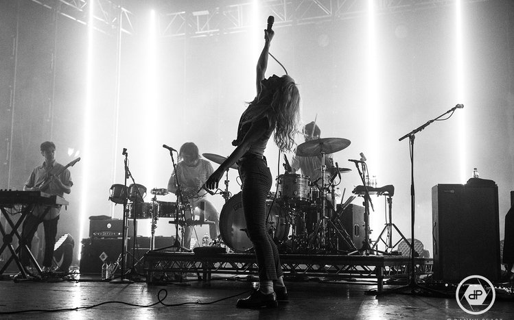 Paramore "After Laughter" Theme screenshot #2