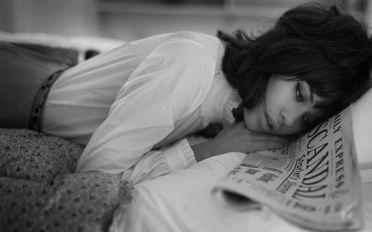 Olga Kurylenko Theme screenshot #7