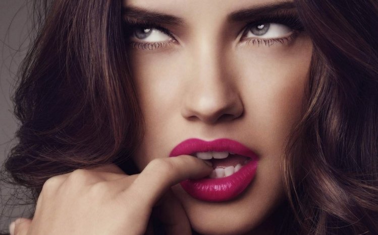 Adriana Lima Theme screenshot #7