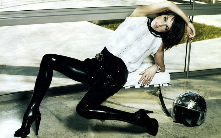 Milla Jovovich Theme screenshot #11