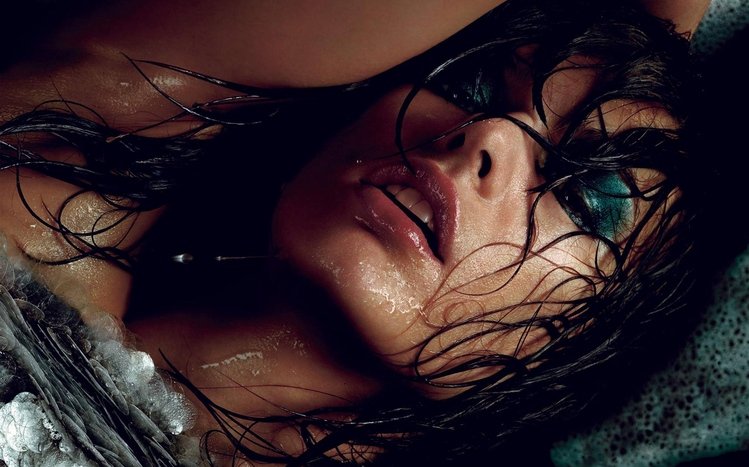 Milla Jovovich Theme screenshot #13