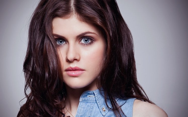 Alexandra Daddario Theme screenshot #1